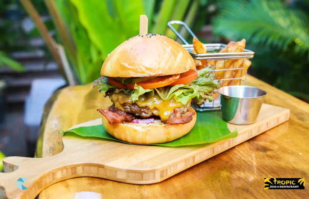 Tropic Hostel Bar & Restaurant