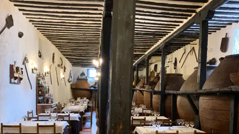 Meson Quinones Cuevas del Murcielago in 친촌