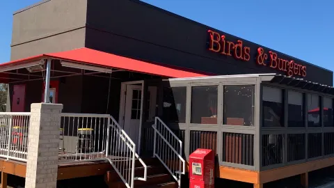 Birds & Burgers in 阿拉巴斯特