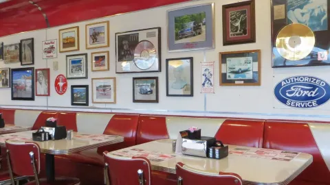 DJ's 50's and 60's Diner in 馬里恩縣