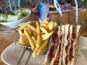 KokoNui Cafe, Bar & Restaurant