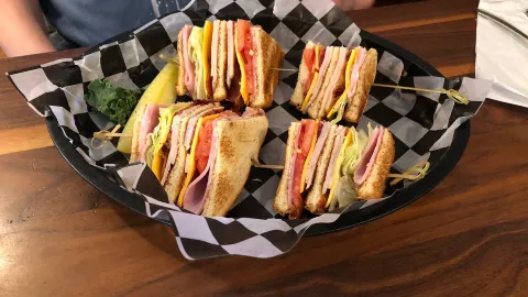 Henry's Restaurant in 킬데빌힐스