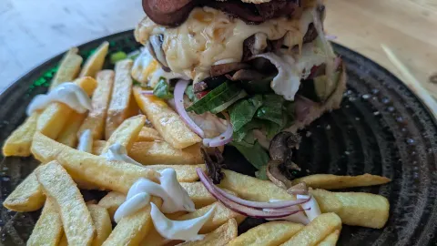 Saddles Café & Bar in Polis