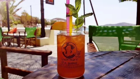 Tropicana beach bar in イオス島