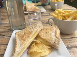 Ben Lora Cafe & Bookshop