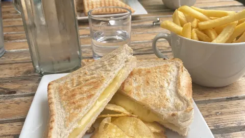 Ben Lora Cafe & Bookshop in โอบัน