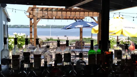 The Bayside Grill in St. 로렌스 카운티