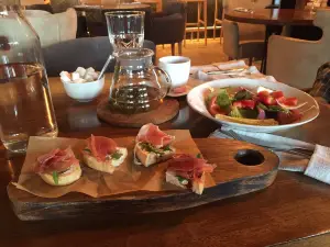 Mojo Bar