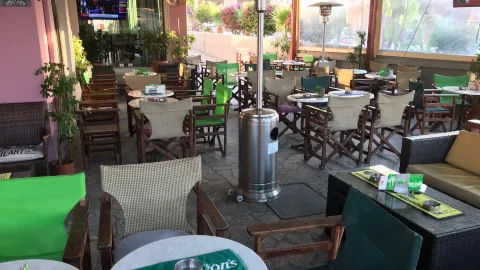Corner pub in Planos