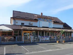 Cseko Café & Restaurant