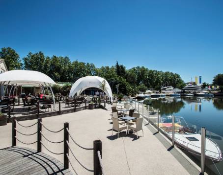 Marina lounge bar & Restaurant