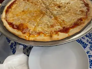 La Famiglia Italian Restaurant & Pizzeria