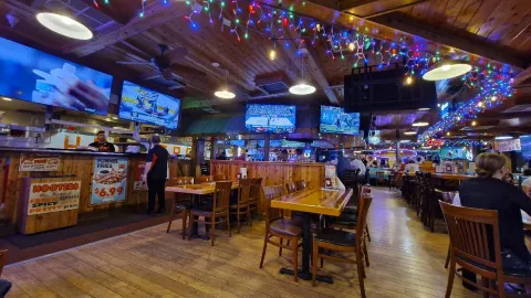 Hooters in Naples