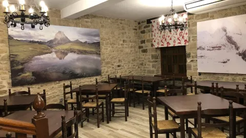 Bar-Asador Candanchú in ชากา