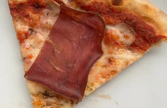 Gets pizza