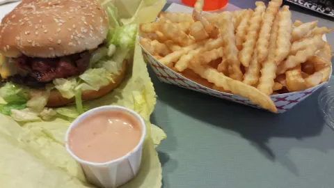 Cougar Country Drive-In in 普爾曼