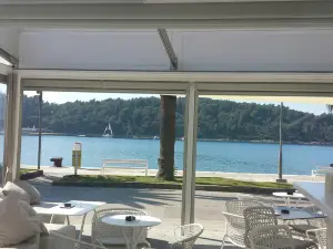 Kamen Mali Bar & Restaurant