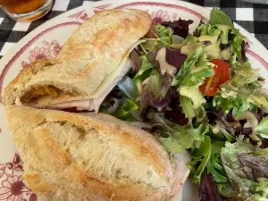 La Parisienne French restaurant and bakery