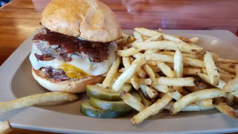 50 Burger Shakes & Beer in 查菲縣