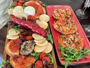 Ta Dbiegi Cafetteria, Food & Wine