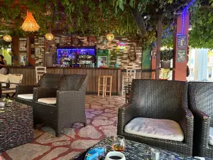 Willys Cafe & Bar