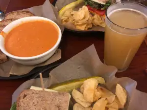 Harlow's Pub & Restaurant
