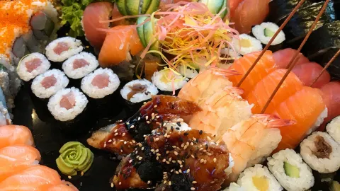 Negishi Urban Sushi, Zug Metalli in ツーク