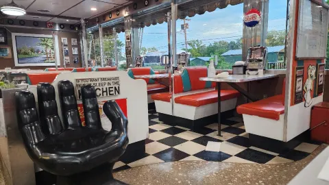 Connie's Diner in 滑鐵盧