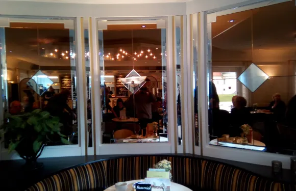 Reidenz Café