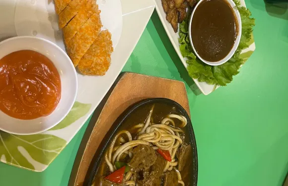 Resto Vegetarian "MIE PANJANG UMUR" Noodles And Dim Sum House