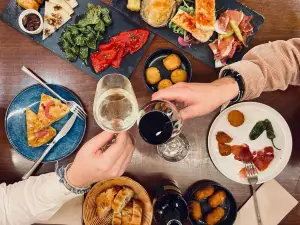 Canas y Tapas