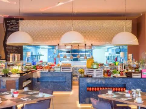 (Central One) Bar & Restaurant