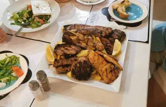 Seaside Bar And Apartments