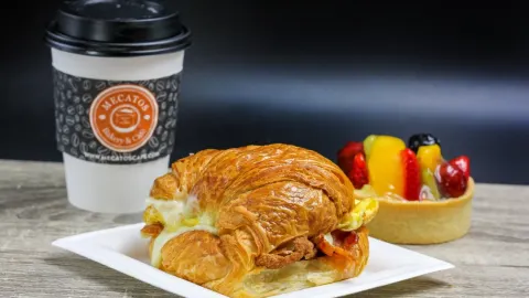 Mecatos Bakery & Café in Окои