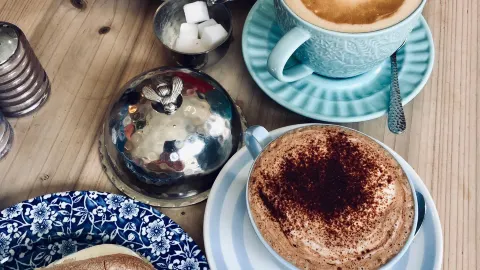 The Ditsy Teacup in 엘긴