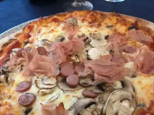 Pizzeria forno a legna