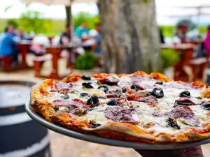 Under oaks Pizzeria