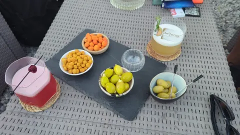 dejong coffee and cocktail bar in ไอวาลิค