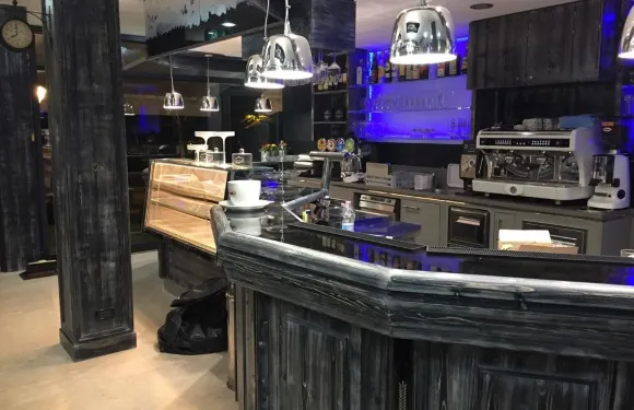 Black & White Cafe