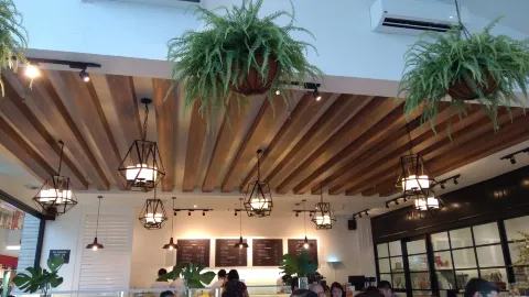 Madeleine Cafe & Patisserie in 쿠칭