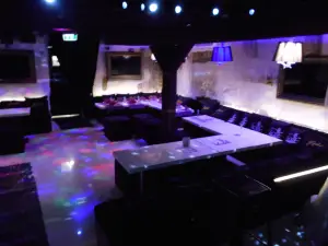 Laif Karaoke Club & Restoran "Monroe"