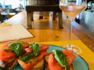 Via Del Gusto Osteria & Vinothek