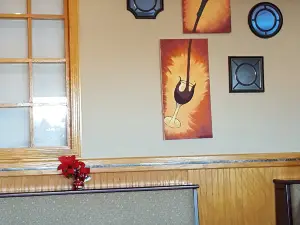 Charlie’s Eatery & Pub