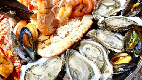 The Waterfront Fishouse Restaurant in โอบัน