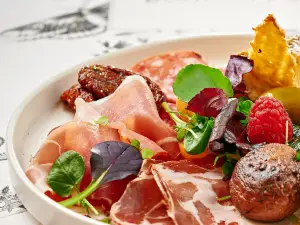 La Bouche Bistro & Bar