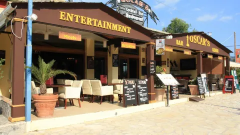 Oscars Bar & Diner in Thinali