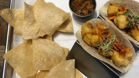 Evolve Kitchen + Table in 크렘슨
