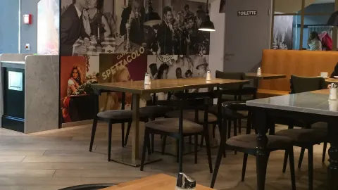 Caffe Spettacolo in 索洛圖恩州
