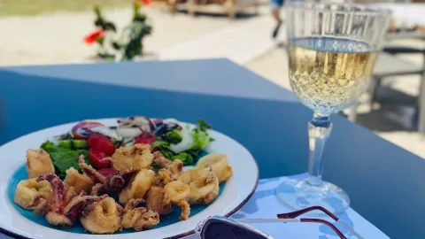 La Luz All Day Beach Bar in Thinali
