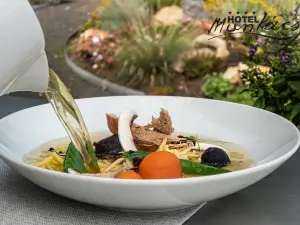 Munkacsy Restaurant & Bar